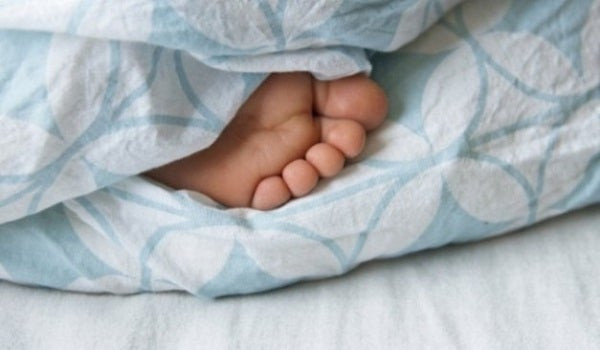 Κοιμηθείτε εύκολα κάνοντας ένα απίστευτο «κόλπο» με τα πόδια σας (βίντεο)